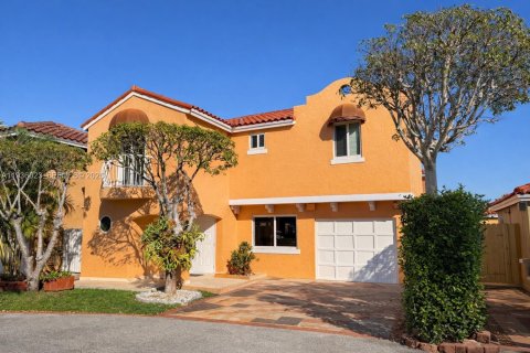 House in Miami, Florida 3 bedrooms, 145.86 sq.m. № 1994150 - photo 1