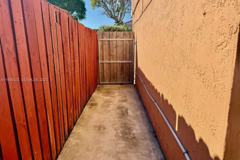 House in Miami, Florida 3 bedrooms, 145.86 sq.m. № 1994150 - photo 12