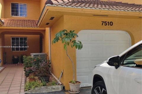 Townhouse in Hialeah, Florida 3 bedrooms, 123.56 sq.m. № 1956214 - photo 1