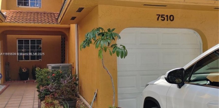 Townhouse in Hialeah, Florida 3 bedrooms, 123.56 sq.m. № 1956214