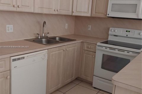 Townhouse in Hialeah, Florida 3 bedrooms, 123.56 sq.m. № 1956214 - photo 14