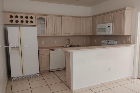 Townhouse in Hialeah, Florida 3 bedrooms, 123.56 sq.m. № 1956214 - photo 13