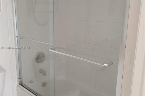 Townhouse in Hialeah, Florida 3 bedrooms, 123.56 sq.m. № 1956214 - photo 11