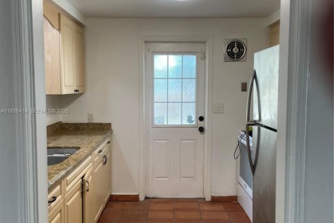 Casa en alquiler en Hollywood, Florida, 2 dormitorios, 91.6 m2 № 1986350 - foto 11