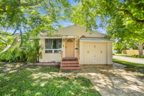 Casa en alquiler en Hollywood, Florida, 2 dormitorios, 91.6 m2 № 1986350 - foto 1