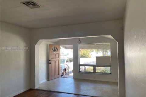 Casa en alquiler en Hollywood, Florida, 2 dormitorios, 91.6 m2 № 1986350 - foto 6