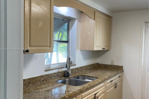 Casa en alquiler en Hollywood, Florida, 2 dormitorios, 91.6 m2 № 1986350 - foto 3