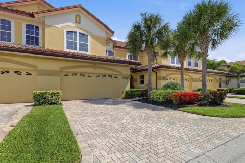 Townhouse in Lakewood Ranch, Florida 4 bedrooms, 253.9 sq.m. № 2238715 - photo 2