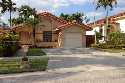 Снять в аренду виллу или дом в Майами, Флорида 4 спальни, 147.44м2, № 1964300 - фото 2