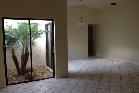 Снять в аренду виллу или дом в Майами, Флорида 4 спальни, 147.44м2, № 1964300 - фото 4