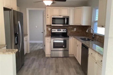 House in Avon Park, Florida 3 bedrooms, 142.14 sq.m. № 1740724 - photo 6