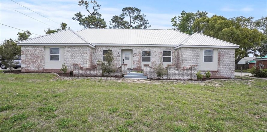 House in Avon Park, Florida 3 bedrooms, 142.14 sq.m. № 1740724