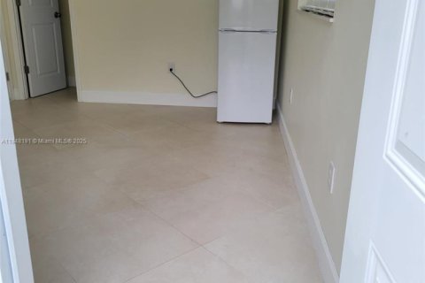 Снять в аренду коммерческую недвижимость в Майами-Гарденс, Флорида 1 спальня, № 1849331 - фото 3