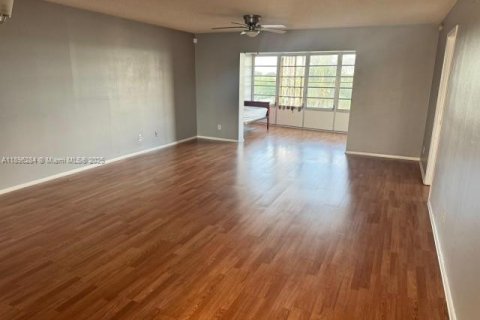 Condominio en venta en Lauderdale Lakes, Florida, 2 dormitorios, 101.08 m2 № 1951114 - foto 10