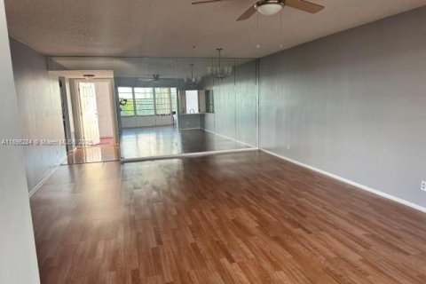 Condominio en venta en Lauderdale Lakes, Florida, 2 dormitorios, 101.08 m2 № 1951114 - foto 11