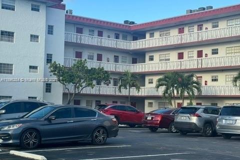 Condominio en venta en Lauderdale Lakes, Florida, 2 dormitorios, 101.08 m2 № 1951114 - foto 2