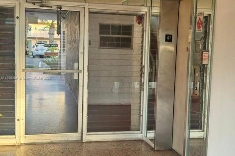 Condominio en venta en Lauderdale Lakes, Florida, 2 dormitorios, 101.08 m2 № 1951114 - foto 19