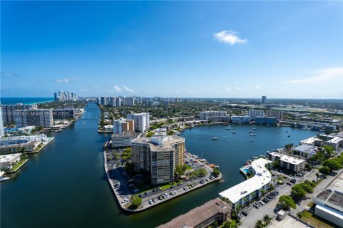 Copropriété à vendre à Hallandale Beach, Floride: 2 chambres, 96.34 m2 № 2090275 - photo 30