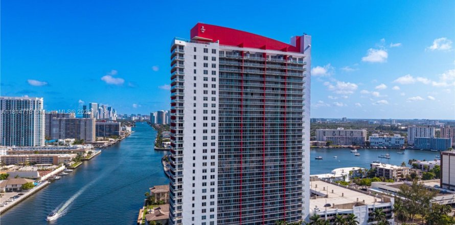 Condo à Hallandale Beach, Floride, 2 chambres  № 2090275