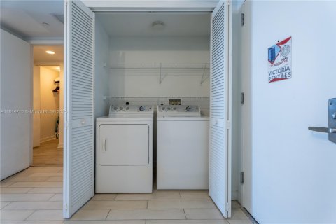 Copropriété à vendre à Hallandale Beach, Floride: 2 chambres, 96.34 m2 № 2090275 - photo 16