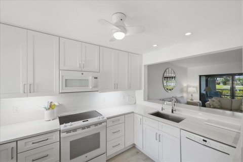 Townhouse in Port St. Lucie, Florida 3 bedrooms, 159.14 sq.m. № 2078308 - photo 12