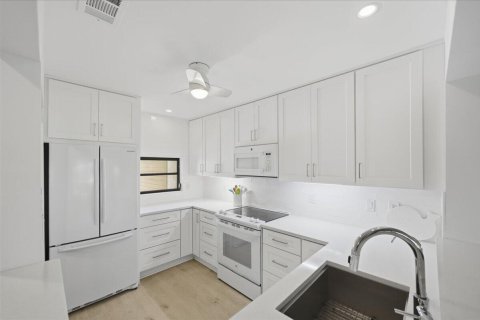Townhouse in Port St. Lucie, Florida 3 bedrooms, 159.14 sq.m. № 2078308 - photo 11