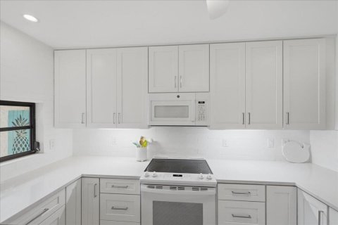 Townhouse in Port St. Lucie, Florida 3 bedrooms, 159.14 sq.m. № 2078308 - photo 13