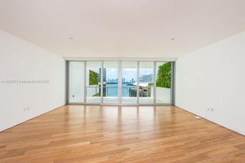 Condominio en venta en Miami Beach, Florida, 3 dormitorios, 231.88 m2 № 1934583 - foto 2