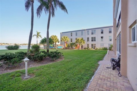 Condo in South Pasadena, Florida, 2 bedrooms № 2201382 - photo 28