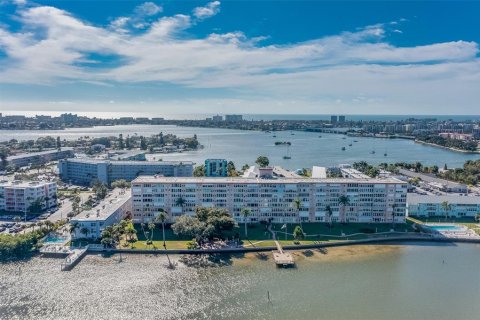 Condo in South Pasadena, Florida, 2 bedrooms № 2201382 - photo 2