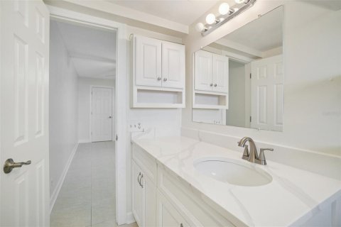 Condo in South Pasadena, Florida, 2 bedrooms № 2201382 - photo 15