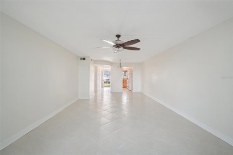 Condo in South Pasadena, Florida, 2 bedrooms № 2201382 - photo 9