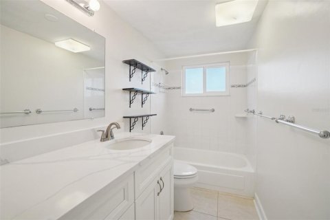 Condo in South Pasadena, Florida, 2 bedrooms № 2201382 - photo 14