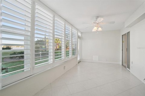 Condo in South Pasadena, Florida, 2 bedrooms № 2201382 - photo 24