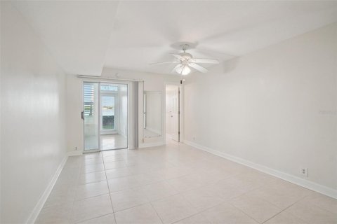 Condo in South Pasadena, Florida, 2 bedrooms № 2201382 - photo 17