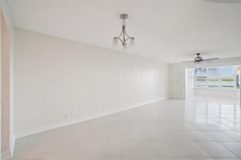 Condo in South Pasadena, Florida, 2 bedrooms № 2201382 - photo 7