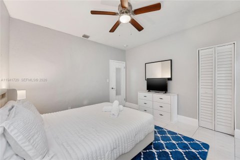 House in Hollywood, Florida 4 bedrooms, 100.61 sq.m. № 1998705 - photo 12