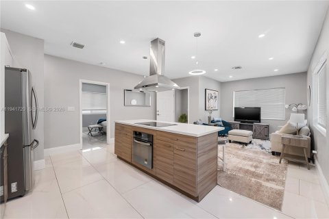 House in Hollywood, Florida 4 bedrooms, 100.61 sq.m. № 1998705 - photo 8