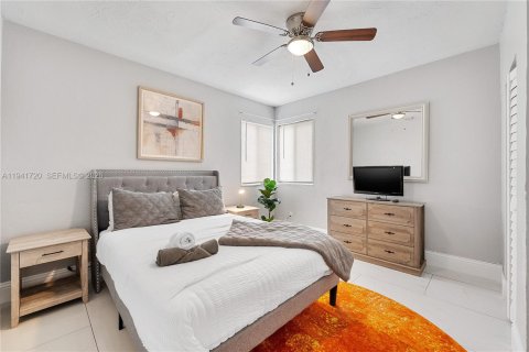 House in Hollywood, Florida 4 bedrooms, 100.61 sq.m. № 1998705 - photo 14