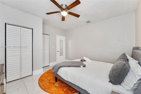 House in Hollywood, Florida 4 bedrooms, 100.61 sq.m. № 1998705 - photo 15