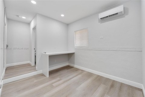 House in Hollywood, Florida 4 bedrooms, 100.61 sq.m. № 1998705 - photo 20