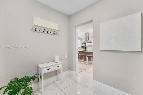 House in Hollywood, Florida 4 bedrooms, 100.61 sq.m. № 1998705 - photo 3