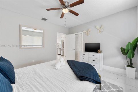 House in Hollywood, Florida 4 bedrooms, 100.61 sq.m. № 1998705 - photo 17