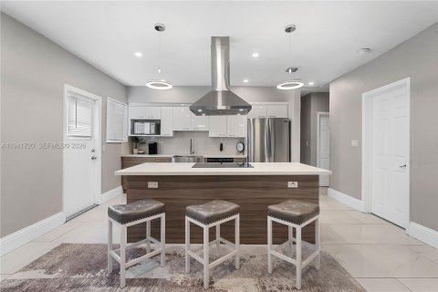 House in Hollywood, Florida 4 bedrooms, 100.61 sq.m. № 1998705 - photo 6