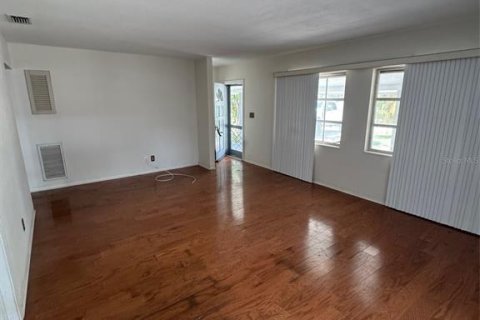 House in Seminole, Florida 2 bedrooms, 114.83 sq.m. № 1788086 - photo 5