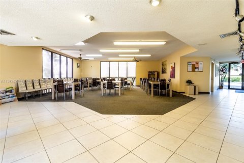 Condo in Plantation, Florida, 2 bedrooms  № 2033941 - photo 27