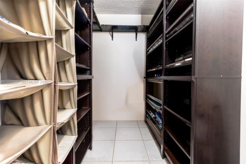 Condo in Plantation, Florida, 2 bedrooms  № 2033941 - photo 17