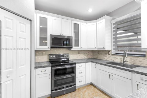 Touwnhouse à louer à Homestead, Floride: 4 chambres, 161.28 m2 № 2357027 - photo 8