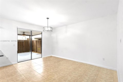 Touwnhouse à louer à Homestead, Floride: 4 chambres, 161.28 m2 № 2357027 - photo 7