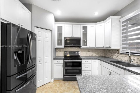 Touwnhouse à louer à Homestead, Floride: 4 chambres, 161.28 m2 № 2357027 - photo 4